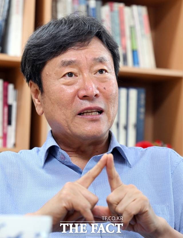 김누리 중앙대학교 독어독문학과 교수가 2일 오후 서울 동작구 중앙대학교 교수 연구실에서 <더팩트>와 인터뷰하고 있다./이새롬 기자