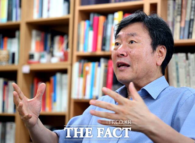 김누리 중앙대학교 독어독문학과 교수가 2일 오후 서울 동작구 중앙대학교 교수 연구실에서 <더팩트>와 인터뷰하고 있다./이새롬 기자