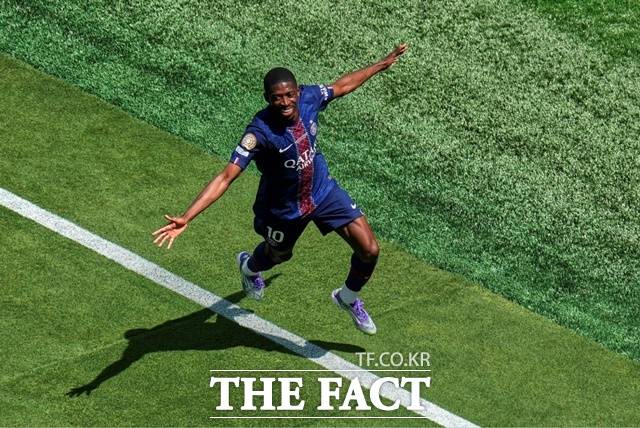 전반 9분 상대 실수를 놓치지 않고 팀의 두 번째 골로 연결한 우스만 뎀벨레의 골 세리머니./이스트 러더퍼드=AP.뉴시스