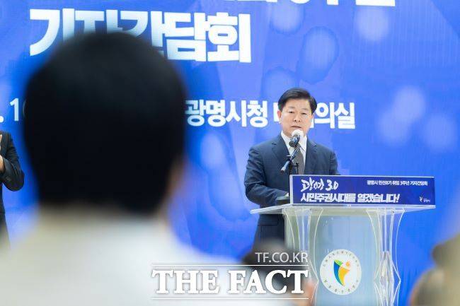 박승원 광명시장이 10일 민선8기 3주년 기자간담회에서 발언하고 있다. /광명시