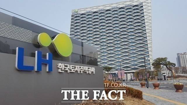 한국토지주택공사가 오는 14일부터 LH 임대주택에 거주하는 홀몸 어르신을 위한 '생활돌봄서비스'를 실시한다. /더팩트 DB