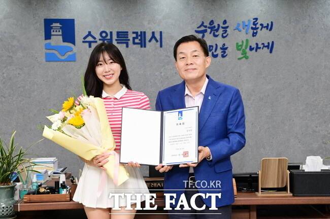 이재준 수원시장이 10일 시청 집무실에서 안지현 치어리더와 기념촬영을 하고 있다./수원시