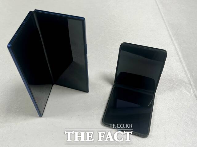 삼성전자가 10일 서울 중구 삼성전자 기자실에서 미디어 브리핑을 열고 '갤럭시 Z 폴드7(왼쪽)'과 '갤럭시 Z 플립7'을 선보였다. /조소현 기자