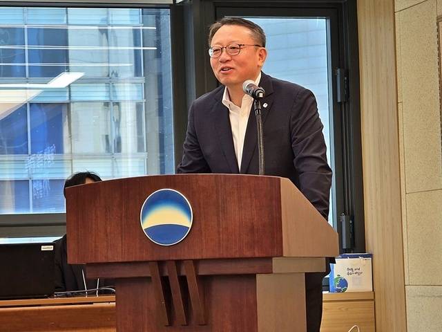정진완 우리은행장이 10일 서울 중구 우리은행 본점에서 '포용적 금융 플랫폼'에 관한 기자설명회를 개최하고 중소기업과 소상공인을 위한 상생 방안을 설명하고 있다. /우리은행