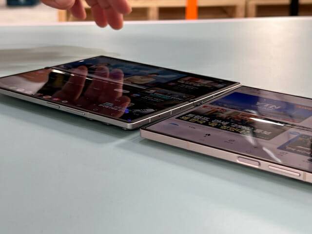 갤럭시Z폴드7(왼쪽)과 갤럭시Z폴드6(오른쪽) (사진=지디넷코리아 신영빈 기자)