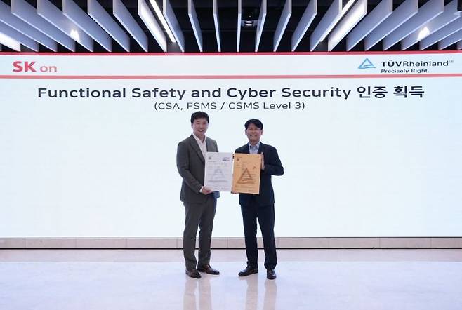 오른쪽부터 박기수 SK온 연구개발(R&D) 본부장과 노진표 TUV라인란드 코리아 기능 안전 및 사이버 보안 아시아 총괄 이사가 9일 대전 SK온 배터리 연구원에서 사이버 보안 인증(CSA) 등 국제 인증 수여식 행사 후 기념 촬영에 임하고 있다. SK온
