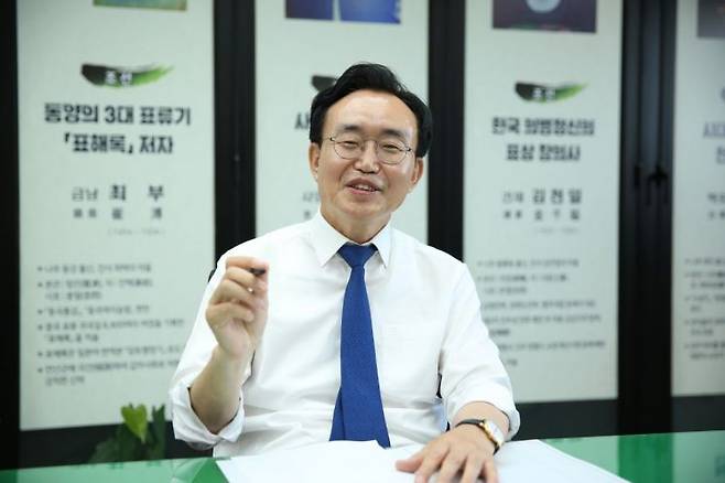 윤병태 나주시장이 민선 8기 3주년을 맞아 그동안 걸어온 길에 대한 소회와 함께 앞으로 남은 1년의 시정방향을 설명하고 있다. 나주시 제공
