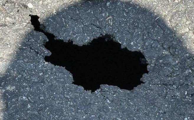 10일 인천 서구에서 발생한 싱크홀. 연합뉴스·인천소방본부