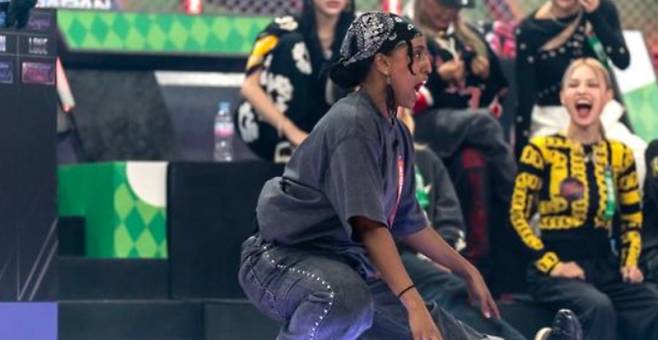 Mnet ‘월드 오브 스트릿 우먼 파이터’(월드 오브 스우파3)가 종영까지 단 2회를 남겨두고 파이널을 향한 최종 레이스에 돌입했다. 세미파이널에서는 사위티와의 협업 미션과 댄스 필름 미션이 진행되었으며, 현재 에이지 스쿼드, 범접, 모티브, 오사카 오죠 갱 네 크루가 단 3장의 파이널 티켓을 두고 경쟁하고 있다. 또한, 성한빈, izna, 김민석, 애쉬 아일랜드의 곡으로 진행될 파이널 OST 미션이 예고되어 최종 무대에 대한 기대감을 높였다.