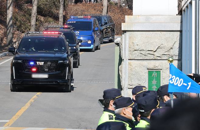 지난 1월 23일 오후 경기도 의왕시 서울구치소에서 윤석열 당시 대통령이 탄 법무부 호송차량이 대통령경호처 경호를 받으며 헌법재판소로 출발하고 있다./뉴스1