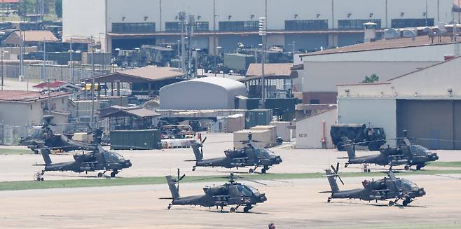 지난 7월 경기도 평택 주한미군기지 캠프 험프리스에 아파치 헬기가 계류돼 있는 모습. /뉴스1