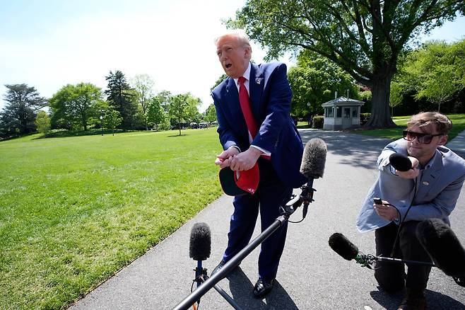 지난 4월 도널드 트럼프 미국 대통령이 백악관에서 취재진과 질의응답을 하는 도중 갑자기 골프 스윙을 해 보이는 모습. 트럼프는 정치 집회 등에서도 기분에 따라 맥락과 상관없이 갑자기 골프 스윙 동작을 취해 보이는 경우가 잦다. /EPA 연합뉴스