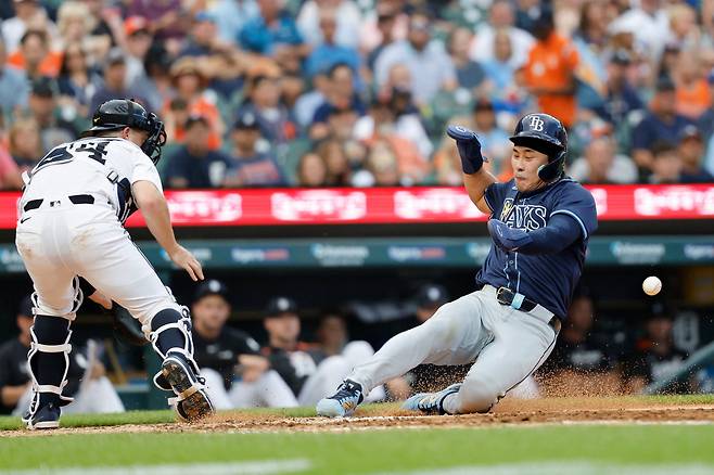 10일(한국시각) 미국 미시간주 디트로이트 코메리카 파크에서 열린 MLB 탬파베이 레이스와 디트로이트 타이거스의 경기 6회 초, 김하성(오른쪽)이 동점 적시타 이후 타일러 월스의 안타 때 홈으로 전력 질주해 세이프 판정을 받고 있다. /Imagn Images 연합뉴스