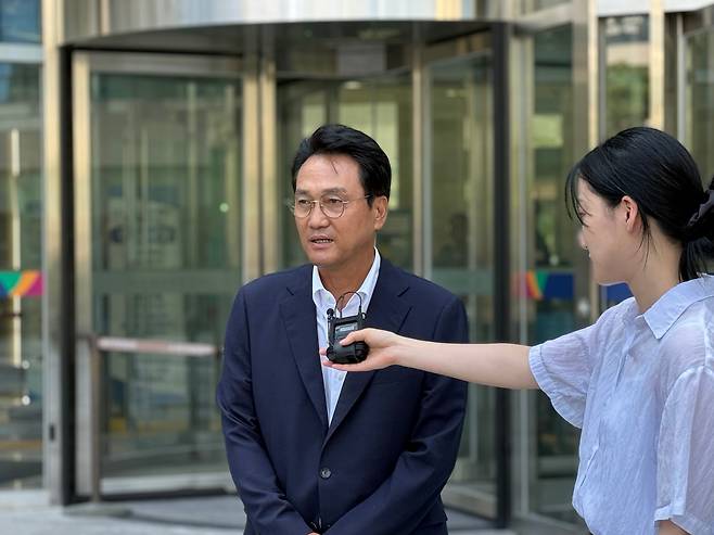 박근혜 전 대통령 국정농단 사건에 비선실세로 알려졌던 최서원 씨(개명 전 최순실)에 대한 각종 의혹 제기에 나섰던 안민석 더불어민주당 의원이 7월 10일 오전 경기도 수원시 영통구 수원지방법원에서 열린 정보통신망 이용촉진 및 정보보호 등에 관한 법률 위반(명예훼손) 혐의 선고 공판을 마친 후 취재진에게 입장을 말하고 있다. /김수언기자