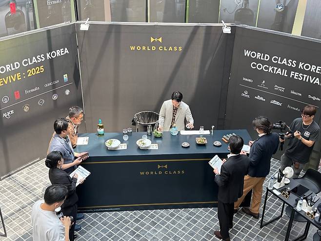 지난 9일 열린 디아지오 '월드클래스 코리아 리바이브 2025' 결승전에서 참 제철의 박희만 바텐더가 무대 위에 심사위원을 모이게 한 뒤 재료를 살펴보게 하고 있다. 박 바텐더는 이날 최종 우승자로 선정됐다. /변지희 기자