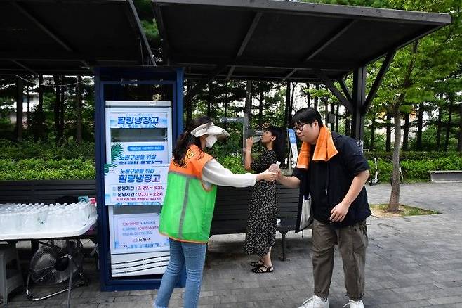 2024년 경춘선숲길 힐링냉장고를 이용하는 모습ⓒ노원구 제공