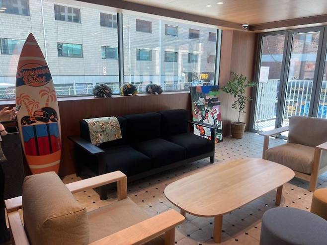 서울 성수동에 위치한 복합 문화 공간 '펍지 성수' B동 2층 펍지 카페 라운지 전경.ⓒ데일리안 이주은 기자