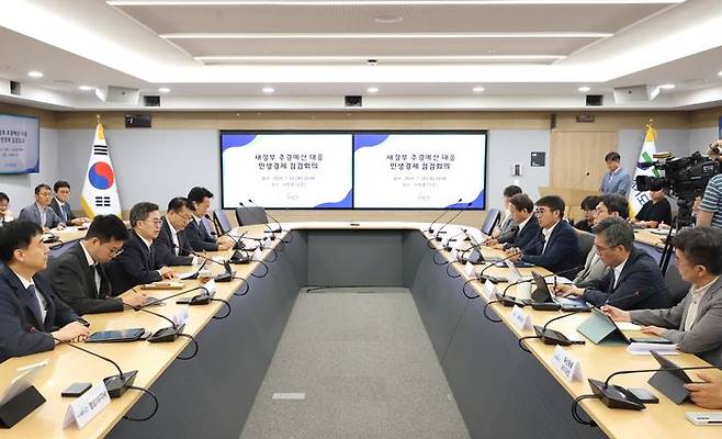 김동연 경기도지사가 10일 ‘새 정부 추경예산 대응 민생경제 점검 회의’를 주재하고 있다.ⓒ