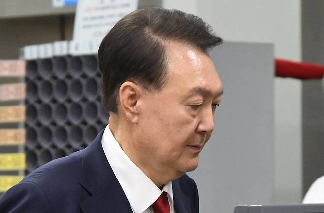 12·3 비상계엄과 관련해 특검 수사를 받는 윤석열 전 대통령이 9일 밤 서울중앙지법에서 두 번째 구속 전 피의자심문(영장실질심사)을 마친 뒤 대기장소인 서울구치소로 이동하고 있다. 2025.7.9/뉴스1 ⓒ News1