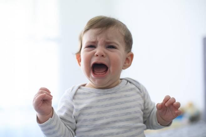 미국 아칸소에서 15개월 아기가 누나의 긴 머리카락에 목이 졸려 기절하는 사고가 발생했다. 빠른 응급조치로 무사히 회복했지만, 의료진은 긴 머리카락처럼 일상 속 물건도 영유아에겐 치명적일 수 있다며 주의를 당부했다. (사진=게티이미지뱅크.)