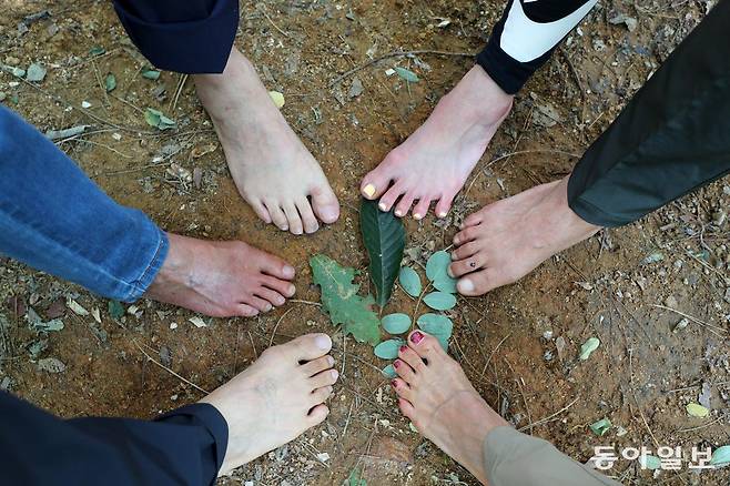 맨발로 걷기 전에 사람들이 발을 모았다. 동아일보 DB.