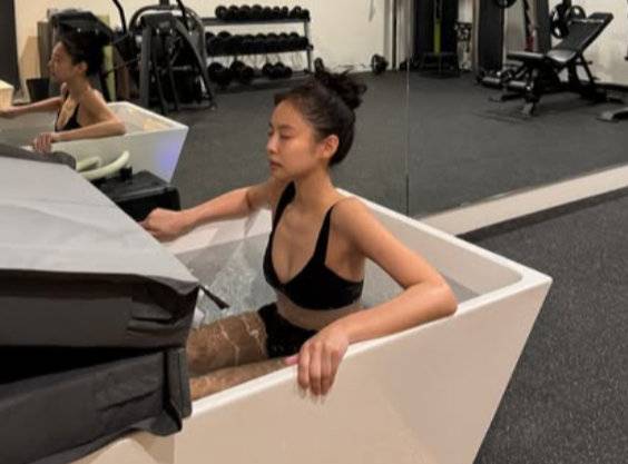 얼음물 목욕(콜드 플런지)을 즐기는 블랙핑크 제니. 소셜 미디어 캡처.