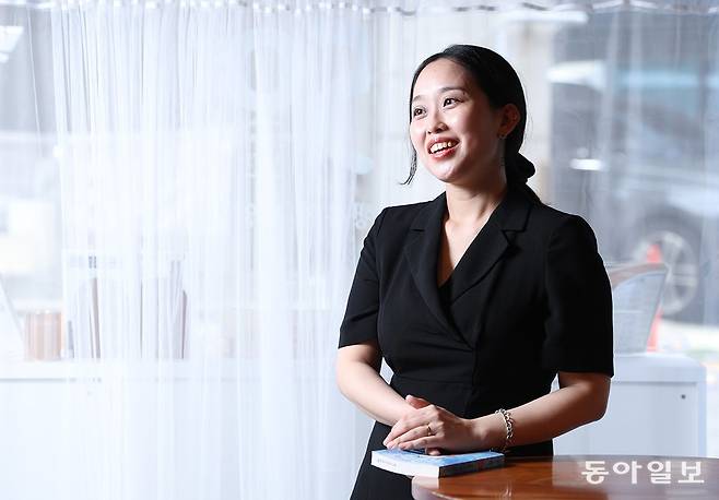 2023년 동아일보 신춘문예로 등단한 공현진(38)이 첫 소설집 ‘어차피 세상은 멸망할 텐데)’를 출간했다. 3일 서울 마포구 문학과지성사에서 본보와 인터뷰 하는 공작가. 변영욱 기자 cut@donga.com