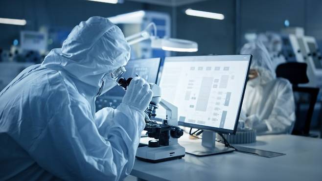 정부가 연구개발(R&D) 기획부터 평가까지 시스템 전반을 개선하겠다는 방침을 밝힌 가운데 정부출연연구기관(출연연)을 대상으로 진행 중인 '2년 주기' 시범평가 결과가 다음달에 나온다. 게티이미지뱅크 제공