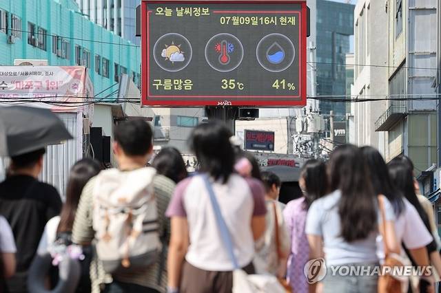 폭염이 계속되는 9일 서울마포구 홍대 부근 거리에 설치된 전광판에 이날 기온이 표시되고 있다. <사진: 연합뉴스>