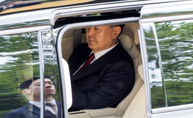 12·3 비상계엄과 관련해 내란 특검팀(특별검사 조은석) 수사를 받는 윤석열 전 대통령이 지난 7월9일 서울 서초구 서울중앙지법에서 열린 영장실질심사에 출석하기 위해 도착해 하차를 기다리고 있다.<사진공동취재단·연합뉴스>