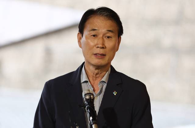 권오을 국가보훈부 장관 후보자가 지난달 25일 청문회 준비 사무실이 마련된 서울스퀘어로 출근하며 지명 소감을 밝히고 있다. [연합뉴스]