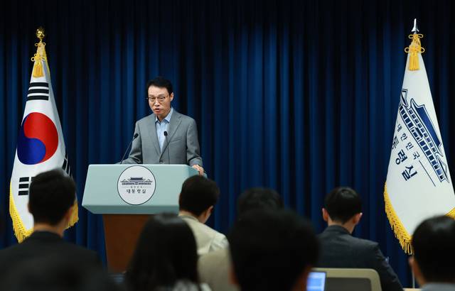 이규연 대통령실 홍보소통수석이 10일 서울 용산 대통령실 청사에서 이날 열린 수석·보좌관 회의 등 현안 브리핑을 하고 있다. 대통령실통신사진기자단=연합뉴스.