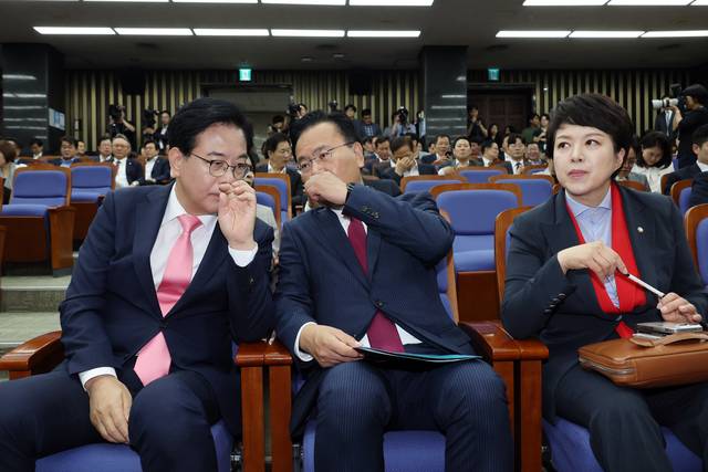 송언석 국민의힘 비상대책위원장 겸 원내대표가 지난 7월4일 국회 본청에서 열린 당 의원총회에서 유상범 원내수석부대표, 김은혜 원내정책수석부대표와 대화하고 있다.<연합뉴스 사진>
