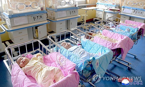 북한에서 처음으로 출생한 다섯쌍둥이가 지난 19일 평양산원에서 퇴원했다고 조선중앙통신이 20일 보도했다. 지난 1월 31일 태어난 다섯쌍둥이(딸 3명, 아들 2명)의 어머니는 모란봉구역 거주 박경심씨, 아버지는 평양상업봉사대학 학생 손충효씨라고 통신은 전했다.  [평양 조선중앙통신=연합뉴스]