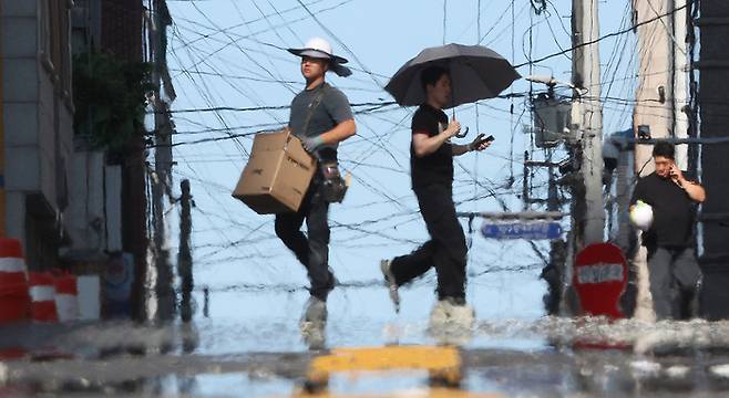 폭염이 계속되고 있는 9일 대구 한 공사장 인근에서 인부가 이동하고 있다. 연합뉴스
