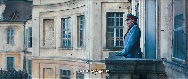 7914159654_486616_4cbbf0f6b122e441390eea6823194552.png 서부전선 이상없다 독일 장군 종전연설 장면 서부전선 이상없다 독일 장군 종전연설 장면