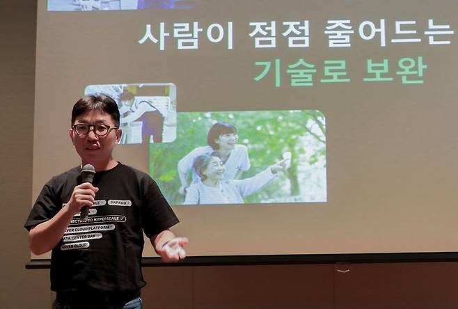 김유원 네이버클라우드 대표가 지난 9일 일본 오사카 힐튼 호텔에서 열린 기자간담회에서 환영사를 하고 있다. 네이버클라우드 제공.