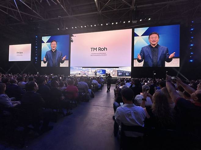 삼성전자 DX부문장 직무대행 노태문 사장이 9일(현지시간) 미국 뉴욕 브루클린에 위치한 듀갈 그린하우스에서 개최된 '갤럭시 언팩 2025'에서 기조 연설을 하고 있다. 사진=홍창기 기자