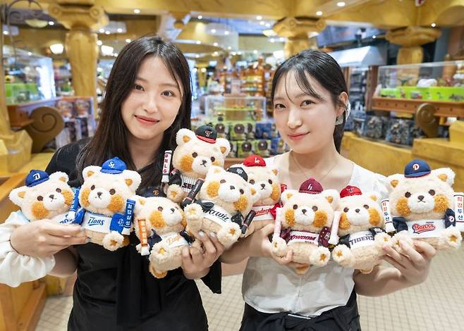 에버랜드가 KBO와 협업한 'KBO 최강레시 스토어' 내 다양한 굿즈들. 에버랜드 제공