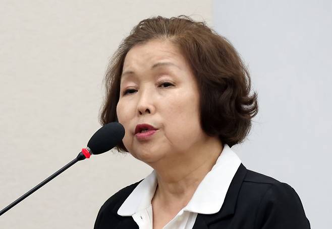 [서울=뉴시스] 고승민 기자 = 손효숙 리박스쿨 대표가 10일 서울 여의도 국회에서 열린 교육위원회의 리박스쿨 청문회에서 의원 질의에 답하고 있다. 2025.07.10. kkssmm99@newsis.com <저작권자ⓒ 공감언론 뉴시스통신사. 무단전재-재배포 금지.> /사진=뉴시스화상