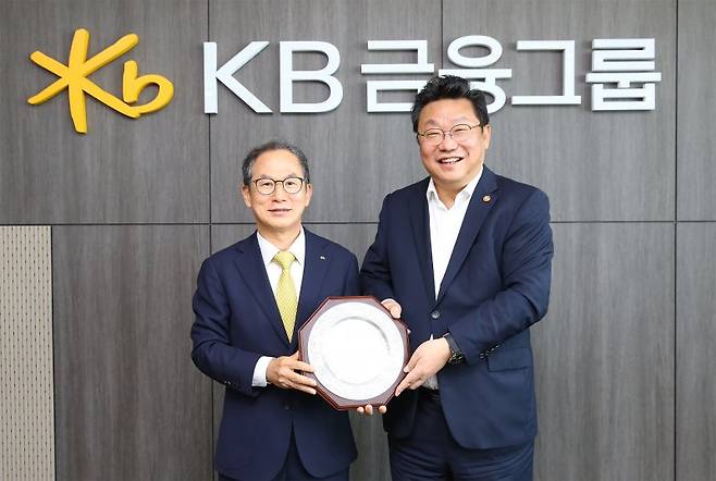 양종희 KB금융그룹 회장(왼쪽)과 주형환 저출생고령사회위원회 부위원장이 지난 9일 서울 여의도 KB국민은행 신관에서 감사패 전달식을 가진 뒤 기념촬영을 하고 있다. KB금융 제공