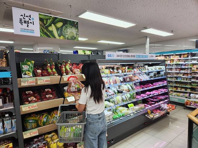 10일 서울 강남구 GS25 역삼흥인점 신선식품 코너에서 소비자가 장을 보고 있다. GS리테일 제공