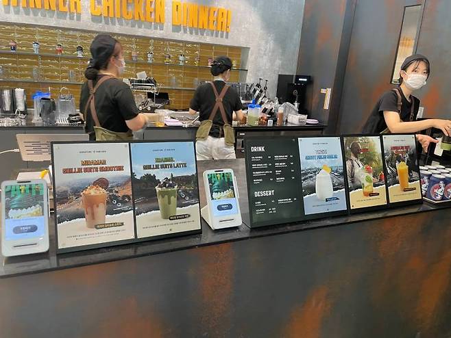 다양한 음료를 즐길 수 있는 카페 공간