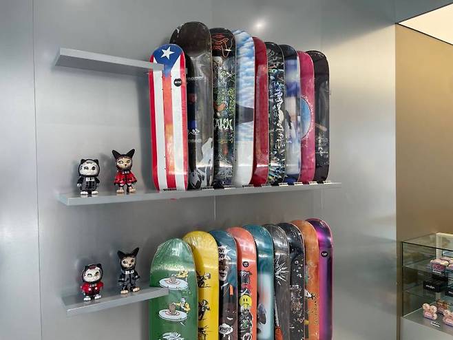 여러 예술가들과 협업한 굿즈들을 만나볼 수 있다