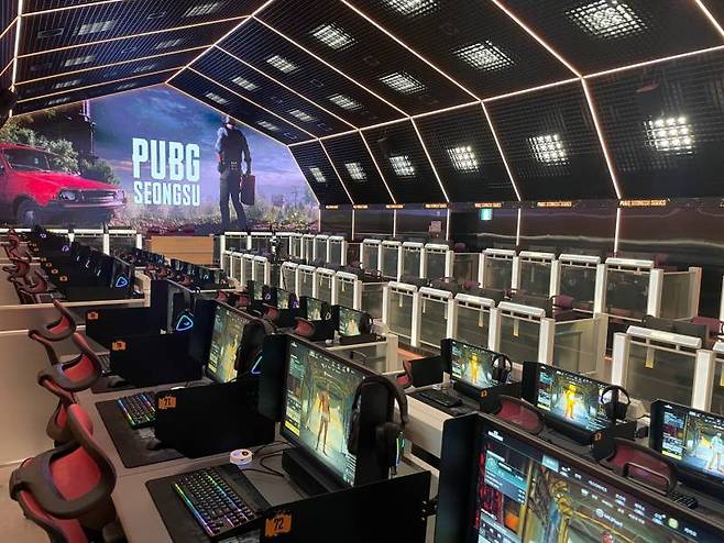 e스포츠 대회 경기장 느낌으로 구현된 플레이 아레나