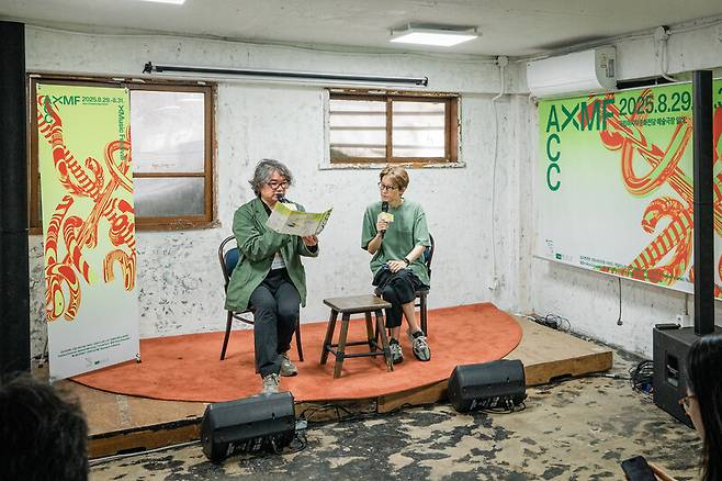 지난 8일 서울 인사동의 복합문화공간에서 열린 ‘에이시시(ACC) 엑스뮤직페스티벌’ 개최 기자회견에서 원일 예술감독(왼쪽)이 행사 개요를 설명하고 있다. 국립아시아문화전당재단 제공