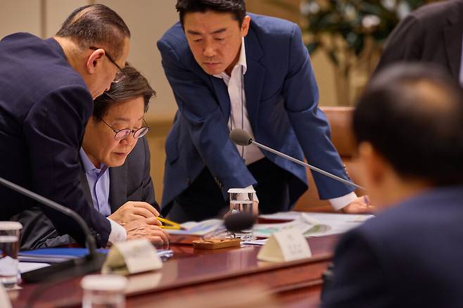 이재명 대통령이 10일 오후 서울 용산 대통령실에서 취임 뒤 첫 국가안전보장회의(NSC) 전체회의를 열어 위성락 국가안보실장(맨 왼쪽), 강훈식 대통령비서실장(오른쪽)과 자료를 보며 의견을 나누고 있다. 대통령실 제공