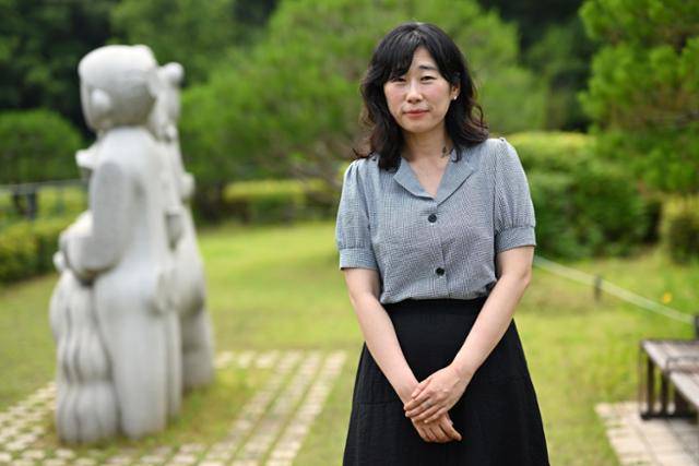 서울 서초구 서울추모공원에서 만난 희정 작가 겸 장례지도사. "산 사람은 살아야 한다"는 말을 좋아한다는 그는 말했다. "상처를 묻고 기억을 지우란 말이 아니다. 남은 사람들이 어떤 세상에서 살아갈 것인가를 생각해야 한다는 말이다." 박시몬 기자