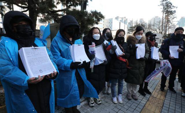 2020년 발생한 ‘정인이 사건(16개월 입양아 학대사망 사건)’ 학대 양부모의 공판이 열린 현장에서 시민들이 엄벌을 촉구하는 시위를 벌이고 있다. 한국일보 자료사진