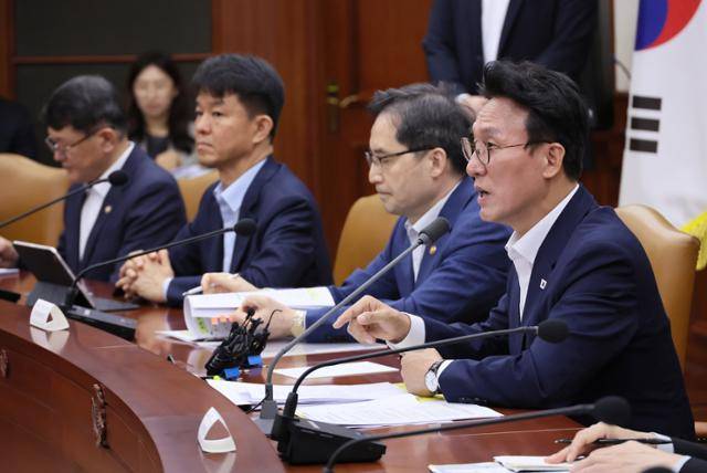 김민석(맨 왼쪽) 국무총리가 10일 서울 종로구 정부서울청사에서 열린 국정현안관계장관회의에서 발언하고 있다. 연합뉴스